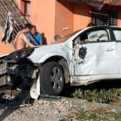 Pijani vozač uletio automobilom u dvorište kuće, zaustavio se tik ispred žene